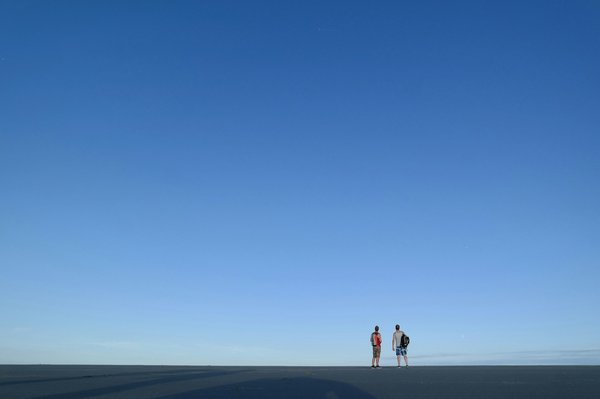 Comment créer un look minimaliste et élégant avec des vêtements basiques?