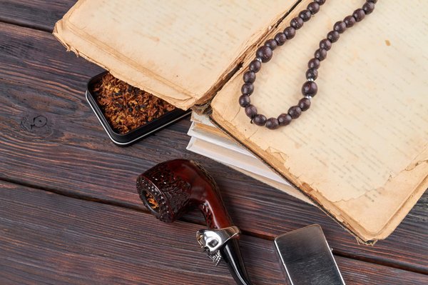 Comment choisir des colliers avec des hauts à col montant pour un look équilibré?