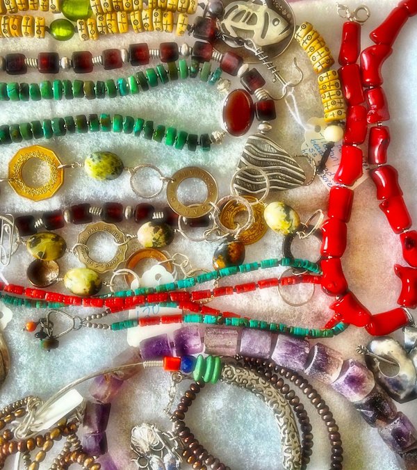 Quels types de bijoux en pierres naturelles privilégier pour un look de jour élégant?