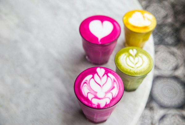 Quels sont les bienfaits de l'alimentation riche en antioxydants pour la santé de la peau des femmes?